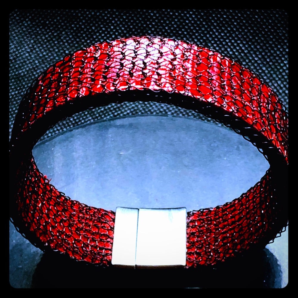 Black enameled wire caged red leather bracelet